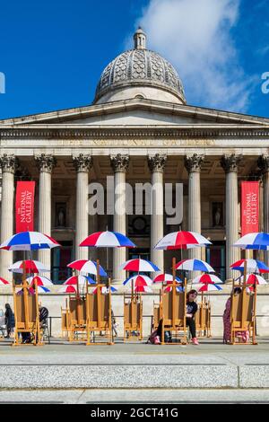 Londres, Royaume-Uni.10th août 2021.La Galerie nationale ouvre son exposition Favoris de la nation sur Trafalgar Square et affiche Sketch on the Square.Les adultes et les enfants se rassemblent sur les chevalets pour faire du croquis et d'autres admirent les peintures exposées à l'extérieur de la Galerie nationale pour cette exposition d'été à partir du 10th août. Banque D'Images