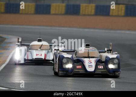 Anthony Davidson (GBR) / Sébastien Buemi (SUI) / Stephane Sarrazin (FRA) Toyota Racing, Toyota TS030, responsable hybride Tom Kristensen (DEN) / Loic Duval (FRA) / Allan McNish (GBR) Audi Sport Team Joest, Audi R18 e-tron quattro. Le Mans 24 heures Test Day, dimanche 9 juin 2013. Le Mans, France. Banque D'Images