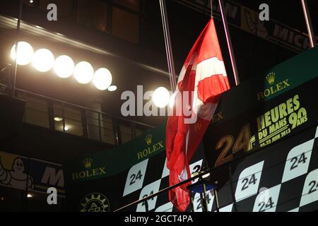 Le podium porte le drapeau danois à mi-mât pour rendre hommage à Allan Simonsen (DEN) Aston Martin Vantage V8, qui a subi un accident mortel dans la course. 24 heures du Mans, samedi 22 juin 2013. Le Mans, France. Banque D'Images