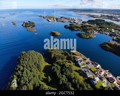 Vue sur les drones des îles de Norvège. Rogaland County Island paysage avec près de Haugesund. Éoliennes. Banque D'Images