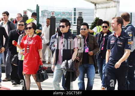 Famille de Chalerm Yoovidhya (THA) copropriétaire de Red Bull Racing. Grand Prix de Grande-Bretagne, dimanche 30 juin 2013. Silverstone, Angleterre. Banque D'Images