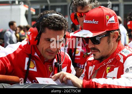 Fernando Alonso (ESP) Ferrari sur la grille avec Andrea Stella (ITA) Ferrari Race Engineer. Grand Prix de Grande-Bretagne, dimanche 30 juin 2013. Silverstone, Angleterre. Banque D'Images