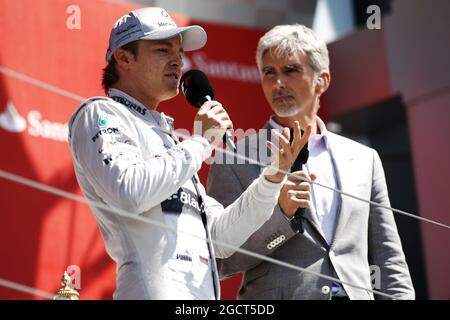 (De gauche à droite): Nico Rosberg (GER) Mercedes AMG F1 sur le podium avec Damon Hill (GBR) Sky Sports Presenter. Grand Prix de Grande-Bretagne, dimanche 30 juin 2013. Silverstone, Angleterre. Banque D'Images