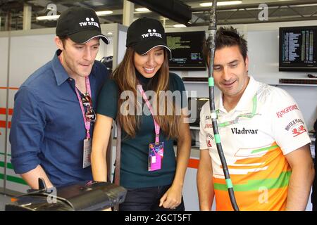 Matthew Morrison (États-Unis) et Renee Puente (États-Unis) l'équipe de F1 de Sahara Force India. Grand Prix de Grande-Bretagne, dimanche 30 juin 2013. Silverstone, Angleterre. Banque D'Images