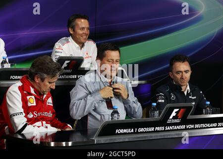 (De gauche à droite) : Pat Fry (GBR) Ferrari Directeur technique adjoint et Chef de l'ingénierie des courses ; Paul Hembery (GBR) Pirelli Directeur des sports motorisés et Paddy Lowe (GBR) Mercedes AMG F1 Directeur exécutif (technique) à la Conférence de presse de la FIA. Grand Prix d'Allemagne, vendredi 5 juillet 2013. Nurburgring, Allemagne. Banque D'Images