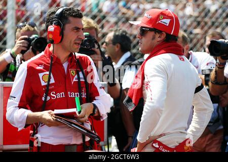 Fernando Alonso (ESP) Ferrari avec Andrea Stella (ITA) Ferrari Race Engineer sur la grille. Grand Prix de Hongrie, dimanche 28 juillet 2013. Budapest, Hongrie. Banque D'Images