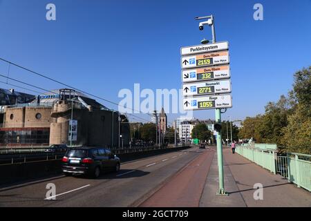 COLOGNE, ALLEMAGNE - 22 SEPTEMBRE 2020 : informations sur les places de stationnement dans la ville de Cologne, Allemagne. Banque D'Images