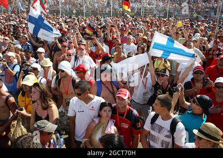 Les fans envahissent le circuit sur le podium. Grand Prix de Hongrie, dimanche 28 juillet 2013. Budapest, Hongrie. Banque D'Images