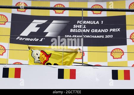 Une protestation de Shell par Greenpeace sur le podium. Grand Prix de Belgique, dimanche 25 août 2013. Spa-Francorchamps, Belgique. Banque D'Images