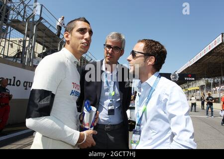 (De gauche à droite) : Sébastien Buemi (SUI) Toyota Racing, Toyota TS030, hybride avec Alessandro Alunni Bravi (ITA) Driver Manager et Nicolas Todt (FRA) Driver Manager sur la grille. Championnat du monde d'endurance FIA, Round 4, Dimanche 1er septembre 2013. Sao Paulo, Brésil. Banque D'Images