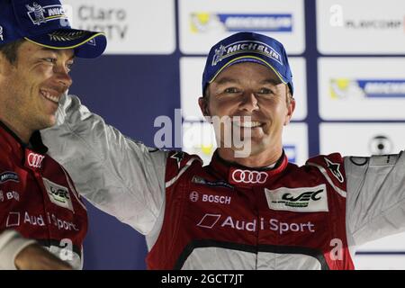 (De gauche à droite) : les vainqueurs de course André Lotterer (GER) et Marcel Fassler (SUI) Audi Sport Team Joest, Audi R18 e-tron quattro célèbrent sur le podium. Championnat du monde d'endurance FIA, Round 4, Dimanche 1er septembre 2013. Sao Paulo, Brésil. Banque D'Images