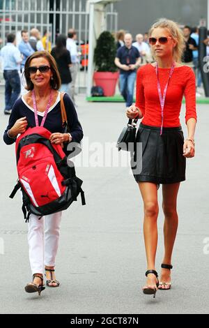 Dasha Kapustina (RUS), petite amie de Fernando Alonso (ESP) Ferrari (à droite) avec Ana Diaz (ESP) - sa mère. Grand Prix d'Italie, dimanche 8 septembre 2013. Monza Italie. Banque D'Images