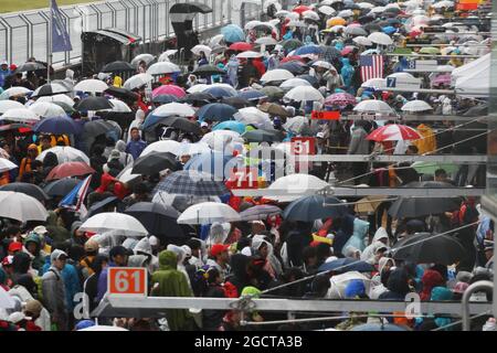 Les fans de la piste de la fosse se promener après la course de pluie raccourcie. Championnat du monde d'endurance FIA, Round 6, Dimanche 20 octobre 2013. Six heures de Fuji, Fuji, Japon. Banque D'Images