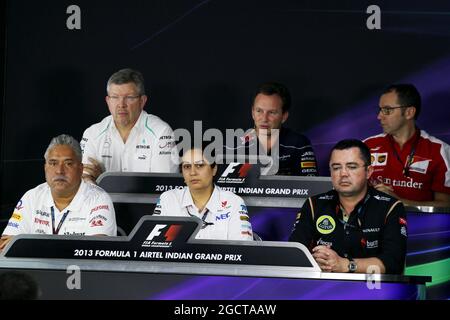 Conférence de presse de la FIA (de l'arrière-rang (de gauche à droite) : Ross Brawn (GBR) Mercedes AMG F1 Team principal; Christian Horner (GBR) Red Bull Racing Team principal; Stefano Domenicali (ITA) Ferrari General Director; Dr. Vijay Mallya (IND) Sahara Force India F1 Team propriétaire; Monisha Kaltenborn (AUT) Sauber Team principal; Eric Boullier (FRA) Directeur de l'équipe Lotus F1. Grand Prix d'Inde, vendredi 25 octobre 2013. Grande Noida, New Delhi, Inde. Banque D'Images