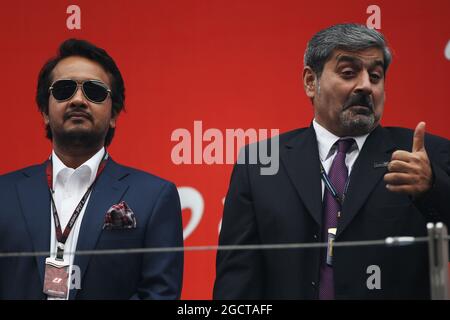 (De gauche à droite): Sameer Gaur (IND) Jaypee Group Directeur général avec Vicky Chandhok (IND) sur le podium. Grand Prix indien, dimanche 27 octobre 2013. Grande Noida, New Delhi, Inde. Banque D'Images