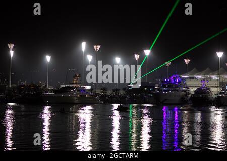 Spectacle laser sur le port. Grand Prix d'Abu Dhabi, vendredi 1er novembre 2013. Yas Marina circuit, Abu Dhabi, Émirats Arabes Unis. Banque D'Images