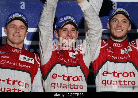 (De gauche à droite) : les gagnants Marcel Fassler (SUI), Benoit Treluyer (FRA) et Andre Lotterer (GER) Audi Sport Team Joest, Audi R18 e-tron quattro, célèbrent sur le podium. Championnat du monde d'endurance FIA, Round 7, samedi 9 novembre 2013. Shanghai, Chine. Banque D'Images