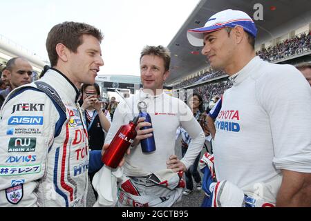 Anthony Davidson (GBR) (à gauche), Stephane Sarrazin (FRA) (à droite) Toyota Racing, Toyota TS030, Hybrid, et Allan McNish (GBR) Audi Sport Team Joest, Audi R18 e-tron quattro (au centre), parlent de la grille. Championnat du monde d'endurance FIA, Round 7, samedi 9 novembre 2013. Shanghai, Chine. Banque D'Images