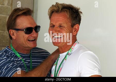 Gordon Ramsey (GBR) Celebrity Chef (à droite). Grand Prix des États-Unis, dimanche 17 novembre 2013. Circuit of the Americas, Austin, Texas, États-Unis. Banque D'Images