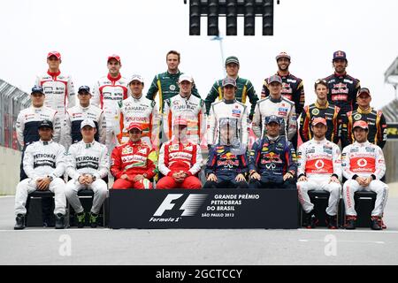 Photographie de groupe des pilotes de fin de saison (de gauche à droite): Jules Bianchi (FRA) Marussia F1 Team; Max Chilton (GBR) Marussia F1 Team; Giedo van der Garde (NLD) Caterham F1 Team; Charles Pic (FRA) Caterham; Daniel Ricciardo (AUS) Scuderia Toro Rosso; Jean-Vergso; Valtteri Bottas (fin) Williams; Pastor Maldonado (VEN) Williams; Adrian Sutil (GER) Sahara Force India F1; Paul di Resta (GBR) Sahara Force India F1; Esteban Gutierrez (MEX) Sauber; Nico Hulkenberg (GER) Sauber; Romain Grosjean (FRA) Lotus Force India F1; Heïkam Kovalen Lewis F1 Team; Hainen Lewis (équipe F1) Banque D'Images