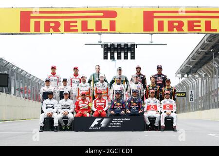 Photographie de groupe des pilotes de fin de saison (de gauche à droite): Jules Bianchi (FRA) Marussia F1 Team; Max Chilton (GBR) Marussia F1 Team; Giedo van der Garde (NLD) Caterham F1 Team; Charles Pic (FRA) Caterham; Daniel Ricciardo (AUS) Scuderia Toro Rosso; Jean-Vergso; Valtteri Bottas (fin) Williams; Pastor Maldonado (VEN) Williams; Adrian Sutil (GER) Sahara Force India F1; Paul di Resta (GBR) Sahara Force India F1; Esteban Gutierrez (MEX) Sauber; Nico Hulkenberg (GER) Sauber; Romain Grosjean (FRA) Lotus Lotus Force India F1; Heiken Lewis F1 Team; Hevalen Lewis (Lotus F1 Team) Banque D'Images