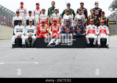 Photographie de groupe des pilotes de fin de saison (de gauche à droite): Jules Bianchi (FRA) Marussia F1 Team; Max Chilton (GBR) Marussia F1 Team; Giedo van der Garde (NLD) Caterham F1 Team; Charles Pic (FRA) Caterham; Daniel Ricciardo (AUS) Scuderia Toro Rosso; Jean-Vergso; Valtteri Bottas (fin) Williams; Pastor Maldonado (VEN) Williams; Adrian Sutil (GER) Sahara Force India F1; Paul di Resta (GBR) Sahara Force India F1; Esteban Gutierrez (MEX) Sauber; Nico Hulkenberg (GER) Sauber; Romain Grosjean (FRA) Lotus Lotus Force India F1; Heiken Lewis F1 Team; Hevalen Lewis (Lotus F1 Team) Banque D'Images