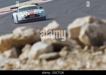 Darren Turner (GBR) / Stefan Muecke (GER) Aston Martin Vantage V8. Championnat du monde d'endurance FIA, Round 8, jeudi 28 novembre 2013. Sakhir, Bahreïn. Banque D'Images