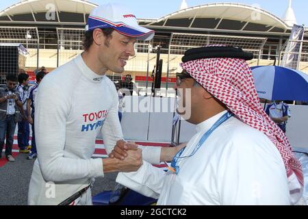 Alexander Wurz (AUT) Toyota Racing, Toyota TS030, hybride sur la grille avec Muhammed Al Khalifa (BRN) Président du circuit de Bahreïn sur la grille. Championnat du monde d'endurance FIA, Round 8, samedi 30 novembre 2013. Sakhir, Bahreïn. Banque D'Images