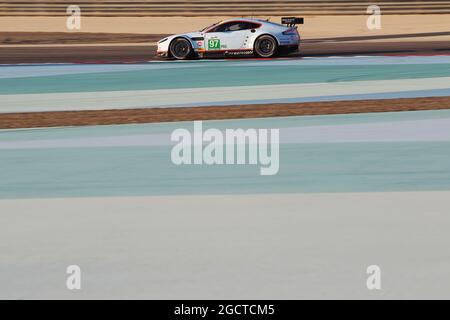 Darren Turner (GBR) / Stefan Muecke (GER) Aston Martin Vantage V8. Championnat du monde d'endurance FIA, Round 8, samedi 30 novembre 2013. Sakhir, Bahreïn. Banque D'Images