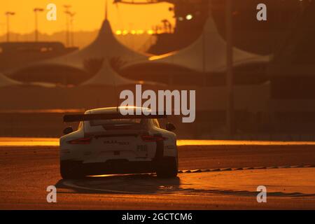 Une Porsche 911 RSR comme le soleil se couche. Championnat du monde d'endurance FIA, Round 8, samedi 30 novembre 2013. Sakhir, Bahreïn. Banque D'Images