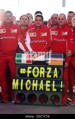 L'équipe Ferrari montre son soutien à Michael Schumacher (GER). Test de formule 1, préparatifs, lundi 27 janvier 2014. Jerez, Espagne. Banque D'Images