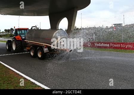 Le tracteur sprinkleur s'enorne sur la voie car le jour est déclaré jour de l'essai officiel des pneus Pirelli. Test de Formule 1, deuxième jour, mercredi 29 janvier 2014. Jerez, Espagne. Banque D'Images