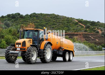 Le tracteur sprinkleur s'enorne sur la voie car le jour est déclaré jour de l'essai officiel des pneus Pirelli. Test de Formule 1, deuxième jour, mercredi 29 janvier 2014. Jerez, Espagne. Banque D'Images