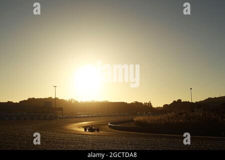 Action lorsque le soleil se lève sur le circuit. Test de Formule 1, troisième jour, jeudi 30 janvier 2014. Jerez, Espagne. Banque D'Images