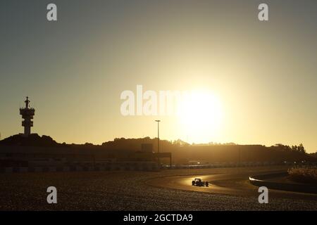 Action lorsque le soleil se lève sur le circuit. Test de Formule 1, troisième jour, jeudi 30 janvier 2014. Jerez, Espagne. Banque D'Images