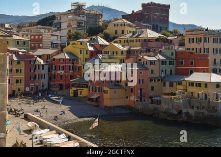 Vue en hauteur de l'ancien village de pêcheurs de Boccadasse avec les maisons multicolores typiques des pêcheurs dans une journée ensoleillée d'été, Gênes, Ligurie Banque D'Images