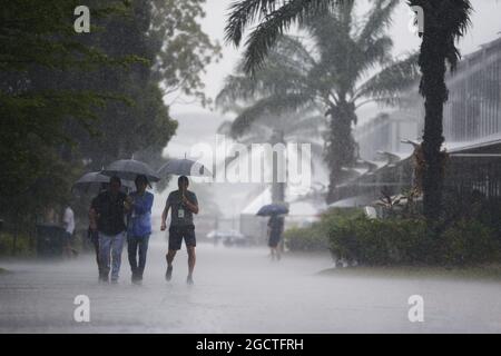 Une tempête de pluie torrentielle dans le enclos. Grand Prix de Malaisie, samedi 29 mars 2014. Sepang, Kuala Lumpur, Malaisie. Banque D'Images