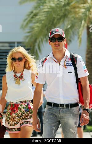 Adrian Sutil (GER) Sauber avec sa petite amie Jennifer Becks (GER). Grand Prix de Bahreïn, samedi 5 avril 2014. Sakhir, Bahreïn. Banque D'Images