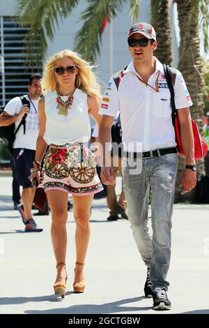 Adrian Sutil (GER) Sauber avec sa petite amie Jennifer Becks (GER). Grand Prix de Bahreïn, samedi 5 avril 2014. Sakhir, Bahreïn. Banque D'Images