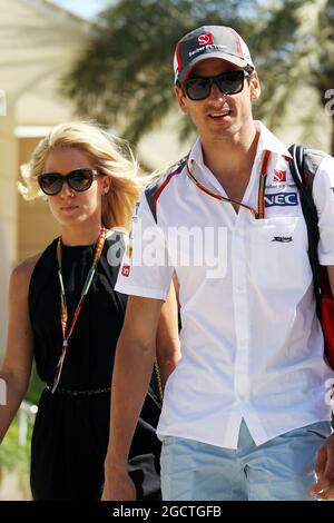 Adrian Sutil (GER) Sauber avec sa petite amie Jennifer Becks (GER). Grand Prix de Bahreïn, dimanche 6 avril 2014. Sakhir, Bahreïn. Banque D'Images