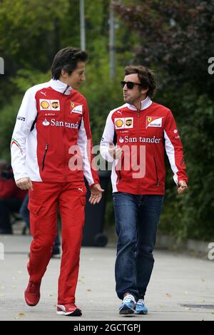 Fernando Alonso (ESP) Ferrari (à droite) avec Massimo Rivola (ITA) Ferrari Directeur sportif. Grand Prix de Chine, vendredi 18 avril 2014. Shanghai, Chine. Banque D'Images