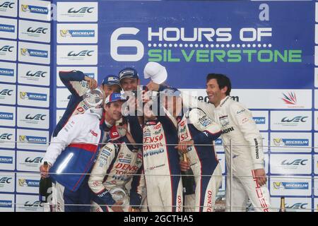 Anthony Davidson (GBR), Nicolas Lapierre (FRA), Sebastien Buemi (SUI), Alex Wurz (AUT), Stephane Sarrazin (FRA) et Kazuki Nakajima (JPN) Toyota Racing, Toyota TS040, Hybrid Celebrate sur le podium avec l'équipe Porsche 20 Mark Webber (AUS), Porsche 919 Hybrid. Championnat du monde d'endurance de la FIA, 1ère partie, dimanche 20 avril 2014. Silverstone, Angleterre. Banque D'Images