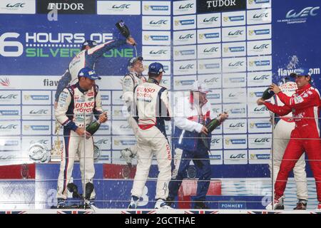 Anthony Davidson (GBR), Nicolas Lapierre (FRA), Sébastien Buemi (SUI), Alex Wurz (AUT), Stephane Sarrazin (FRA) et Kazuki Nakajima (JPN) Toyota Racing, Toyota TS040, Hybrid Celebrate sur le podium. Championnat du monde d'endurance de la FIA, 1ère partie, dimanche 20 avril 2014. Silverstone, Angleterre. Banque D'Images