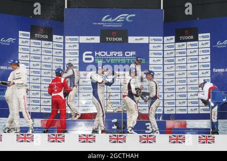 Anthony Davidson (GBR), Nicolas Lapierre (FRA), Sébastien Buemi (SUI), Alex Wurz (AUT), Stephane Sarrazin (FRA) et Kazuki Nakajima (JPN) célèbrent sur le podium. Championnat du monde d'endurance de la FIA, 1ère partie, dimanche 20 avril 2014. Silverstone, Angleterre. Banque D'Images