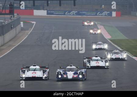 #08 Anthony Davidson (GBR) / Sébastien Buemi (SUI) / Stephane Sarrazin (FRA) - Toyota Racing, Toyota TS040, hybride et #02 Marcel Fassler (SUI) / Andre Lotterer (GER) / Benoit Treluyer (FRA) - Audi Sport Team Joest, Audi R18 e-tron quattro hybride bataille pour la position. Championnat du monde d'endurance de la FIA, 1ère partie, dimanche 20 avril 2014. Silverstone, Angleterre. Banque D'Images