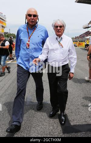 (De gauche à droite): Peter Brabeck-Letmathe (AUT) Président de la Formule 1 et Bernie Ecclestone (GBR) sur la grille. Grand Prix d'Espagne, dimanche 11 mai 2014. Barcelone, Espagne. Banque D'Images