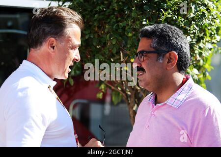 (De gauche à droite) : Jean Alesi (FRA) avec Muhammed Al Khalifa (BRN) Président du circuit de Bahreïn. Grand Prix de Monaco, samedi 24 mai 2014. Monte Carlo, Monaco. Banque D'Images