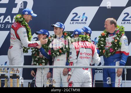 Le vainqueur de la course André Lotterer (GER)#02 Audi Sport Team Joest Audi R18 e-tron quattro Hybrid félicite Sébastien Buemi (SUI) #08 Toyota Racing Toyota TS040 Hybrid sur le podium. FIA World Endurance Championship, le Mans 24 heures, course, dimanche 15 juin 2014. Le Mans, France. Banque D'Images