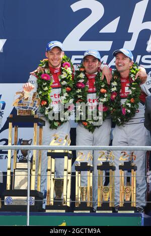 (De gauche à droite) : les gagnants de la course Andre Lotterer (GER), Benoit Treluyer (FRA) et Marcel Fassler (SUI) #02 Audi Sport Team Joest Audi R18 e-tron quattro Hybrid célèbrent sur le podium. FIA World Endurance Championship, le Mans 24 heures, course, dimanche 15 juin 2014. Le Mans, France. Banque D'Images