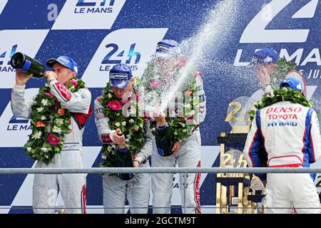 Les vainqueurs de course Marcel Fassler (SUI) / Andre Lotterer (GER) / Benoit Treluyer (FRA) #02 Audi Sport Team Joest Audi R18 e-tron quattro Hybrid fêtent sur le podium. FIA World Endurance Championship, le Mans 24 heures, course, dimanche 15 juin 2014. Le Mans, France. Banque D'Images